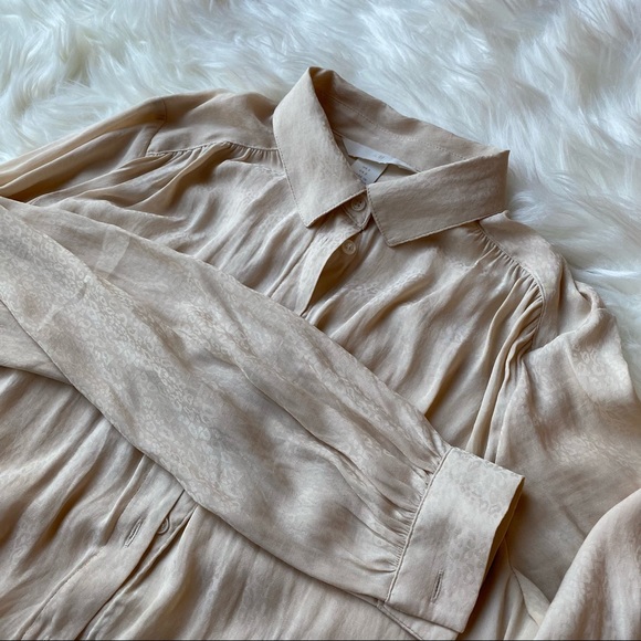 Cream colored blouse with subtle leopard print - Picture 3 of 7